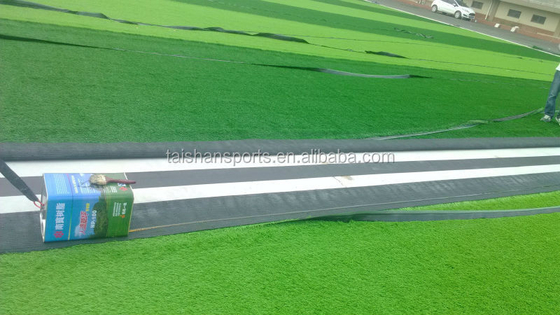 8000 Dtex 140 หนิ้ม/M 55 มิลลิเมตร ฟุตบอลหญ้าสังเคราะห์ การบํารุงรักษาต่ําและการติดตั้งง่าย