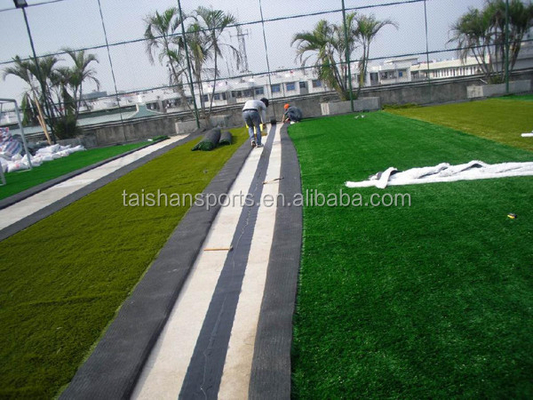 50 มิลลิเมตร สีเขียวเทียม กีฬา หญ้า PE วัสดุ 16000 Dtex กีฬา Astro Turf สําหรับฟุตบอล สนามฟุตบอล