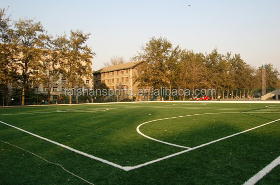50 มิลลิเมตร สีเขียวเทียม กีฬา หญ้า PE วัสดุ 16000 Dtex กีฬา Astro Turf สําหรับฟุตบอล สนามฟุตบอล