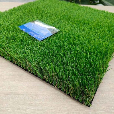 38 มม ไม่เต็ม ค่าบํารุงรักษาต่ํา เทคนิคหญ้าเทียมเทียมผืนดิน Astro Turf ตกแต่งหญ้าเทียมเขียว