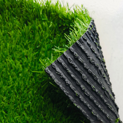 ถาดหญ้าสังเคราะห์ที่ไม่เต็ม 25 มม หญ้าประดิษฐ์สูง Dtex สําหรับสนามกีฬาและตกแต่งผืนดิน