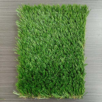 40mm 14600 Dtex การปลูกทัศน์ ผืนหญ้าสีเขียวเทียมเท็จ ด้วยรูระบายน้ํา perforation และ PU adhesive