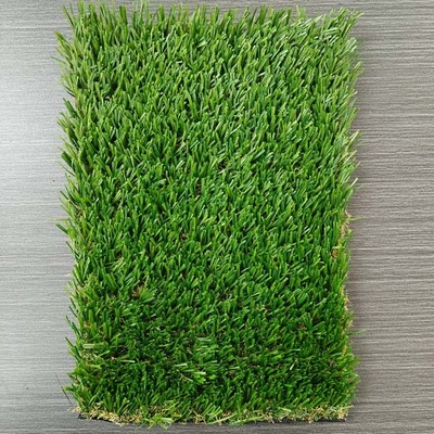 พืชหญ้าเทียมสีเขียวขนาด 30 มม สําหรับวางและตกแต่ง ด้วยสีสดใสและการสนับสนุนที่แข็งแรง