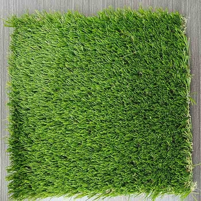 เครื่องเติมฟรี หญ้าสังเคราะห์ ป้องกันการขัดแย้ง 30 มม สถานที่พักผ่อน หญ้าประดิษฐ์ ผืนหญ้าความหนาแน่นสูง