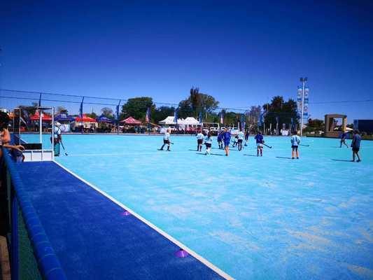 หญ้าเทียมฮอกกี้ที่ได้รับการรับรองจาก FIH ที่มีความสูง 14 มิลลิเมตร และสเปรย์น้ําเพื่อการเล่นอย่างต่อเนื่อง