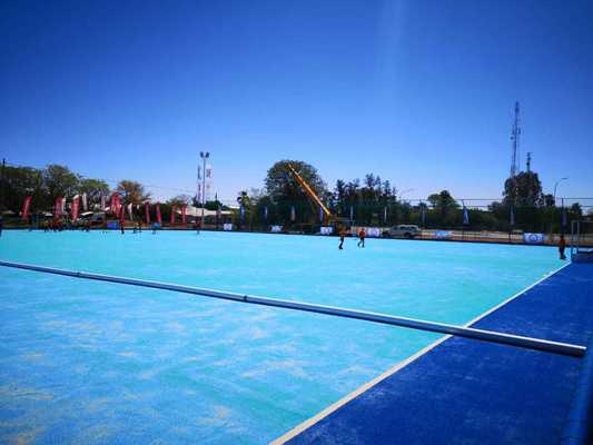 หญ้าเทียมฮอกกี้ที่ได้รับการรับรองจาก FIH ที่มีความสูง 14 มิลลิเมตร และสเปรย์น้ําเพื่อการเล่นอย่างต่อเนื่อง