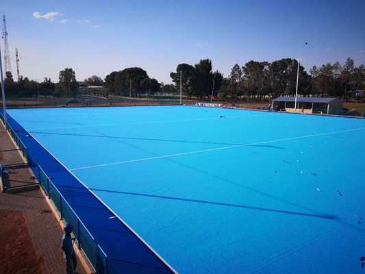 หญ้าเทียมฮอกกี้ที่ได้รับการรับรองจาก FIH ที่มีความสูง 14 มิลลิเมตร และสเปรย์น้ําเพื่อการเล่นอย่างต่อเนื่อง