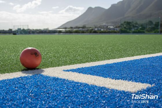 สนามกีฬาฮอกกี้เทียมที่ได้รับการรับรองจาก FIH ด้วยความสูง 17 มิลลิเมตร สเปรย์น้ํา ไม่มีโลหะหนักเพื่อการเล่นอย่างต่อเนื่อง
